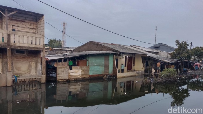 Banjir yang menggenangi wilayah Tegal Alur, Kalideres, Jakarta Barat (Jakbar) berangsur-angsur surut. Kendati demikian, tiga RT lainnya masih menggenang. (Wildan N/detikcom)