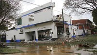 Ledakan bom mobil juga menghancurkan sejumlah bangunan, termasuk markas besar kelompok hak asasi manusia.