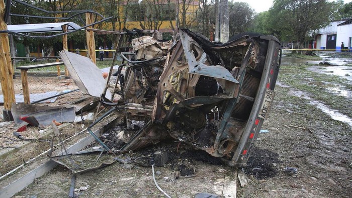 Bom Mobil Guncang Kolombia Debris litters an area caused by a car bomb in Saravena, Arauca, Colombia, Thursday, Jan. 20, 2022. The car bomb exploded late Wednesday, killing one person and injuring at least four others, according to police. (AP Photo/Mike Caceres)