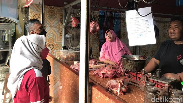 Pasokan daging sapi di Kota Pasuruan aman meski sejumlah blantik sempat menghentikan pengiriman ke jagal. Saat ini, para pedagang sudah kembali memasok sapi ke pemotongan hewan.
