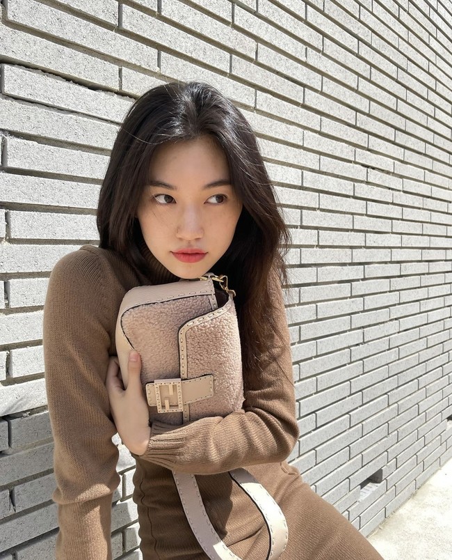Visual grup Weki Meki ini mendapat julukan ‘Little Jun Ji Hyun’ karena kemiripannya dengan sang aktris. Namun, tak sedikit yang menilai Doyeon terlihat tampan dalam unggahan Instagram-nya. Foto: dok. Instagram @lafilledhiver_