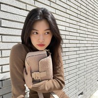 Visual grup Weki Meki ini mendapat julukan ‘Little Jun Ji Hyun’ karena kemiripannya dengan sang aktris. Namun, tak sedikit yang menilai Doyeon terlihat tampan dalam unggahan Instagram-nya. Foto: dok. Instagram @lafilledhiver_