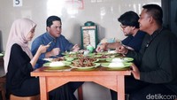 Dalam kesempatan tersebut, Erick ditemani beberapa konten kreator lokal. 