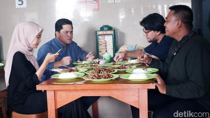 Erick Thohir Makan Sate yang Pernah Dicicipi Jokowi di Sukabumi Menteri BUMN Erick Thohir berkunjung Sukabumi hari ini. Dalam kunjungannya itu Erick sempat makan siang di Warung Sate H Mamat, Jalan Ahmad Yani, Cikole.
