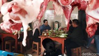 Erick makan berbagai macam olahan sate kambing merah, sate kambing biasa, dan sop iga kambing. 