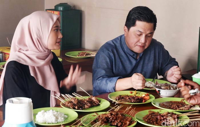 Menteri BUMN Erick Thohir berkunjung Sukabumi hari ini. Dalam kunjungannya itu Erick sempat makan siang di Warung Sate H Mamat, Jalan Ahmad Yani, Cikole.