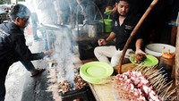 Sebelum terkenal, warung sate yang dikunjungi Menteri BUMN tersebut awalnya hanya gerobak sederhana.