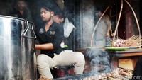 Warung sate ini memiliki kelebihan lain jika dibandingkan dengan yang sate lainnya. Daging yang digunakan adalah daging kambing muda berusia 8 bulan sampai 1 tahun. 