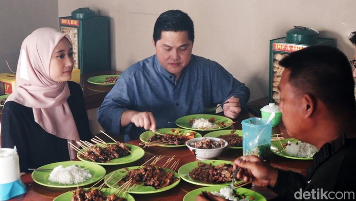 Menteri BUMN Erick Thohir berkunjung Sukabumi hari ini. Dalam kunjungannya itu Erick sempat makan siang di Warung Sate H Mamat, Jalan Ahmad Yani, Cikole.