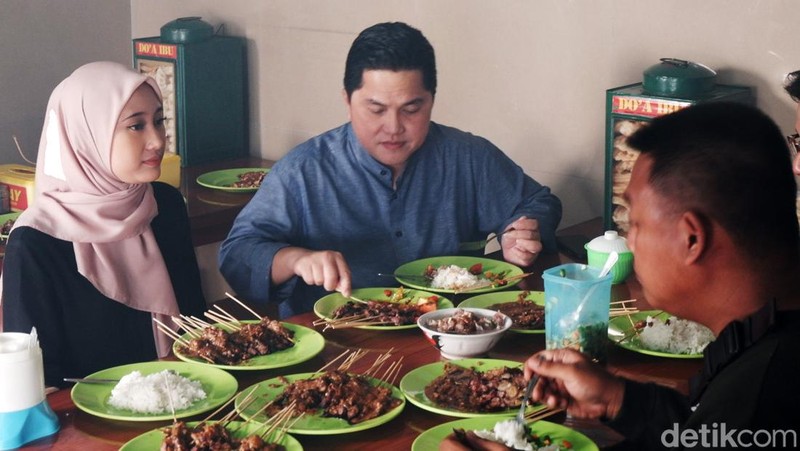 Menteri BUMN Erick Thohir berkunjung Sukabumi hari ini. Dalam kunjungannya itu Erick sempat makan siang di Warung Sate H Mamat, Jalan Ahmad Yani, Cikole.