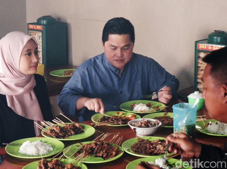 Erick Thohir Makan Sate yang Pernah Dicicipi Jokowi di Sukabumi
