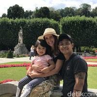 Ialah Hidayat Sinar Rahmat atau akrab disapa Dayat yang menikah dengan Kristina Wlasow. Keduanya kerap membagikan kehidupan sehari-hari melalui akun Youtube milik bersama. Sebelumnya Dayat sudah viral dengan ceritanya membeli rumah tua di Jerman seharga Rp 7 miliar. Rumah tersebut kini ditempatinya bersama sang istri dan anak perempuan mereka. Dayat pun menuai pujian netizen karena sukses membeli rumah di Jerman dan tak melupakan kampung halamannya saat mendekorasi huniannya tersebut. Foto: Dok. pribadi Hidayat Sinar Rahmat.