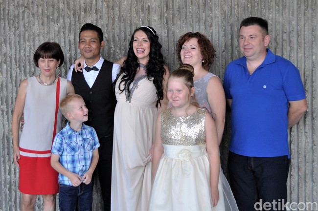 Setelah ketahuan pacaran dengan Kristina, Dayat memutuskan melanjutkan hubungan tersebut. Dan keduanya tidak lama kemudian memutuskan untuk naik pelaminan karena merasa sudah saling mengenal satu sama lainnya. Dayat dan Kristina menikah di Yogyakarta pada Agustus 2015. Saat ini mereka tinggal di Jerman dan dikaruniai seorang anak perempuan. Foto: Dok. pribadi Hidayat Sinar Rahmat.