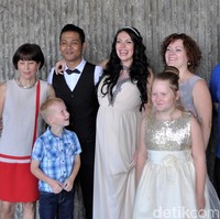 Setelah ketahuan pacaran dengan Kristina, Dayat memutuskan melanjutkan hubungan tersebut. Dan keduanya tidak lama kemudian memutuskan untuk naik pelaminan karena merasa sudah saling mengenal satu sama lainnya. Dayat dan Kristina menikah di Yogyakarta pada Agustus 2015. Saat ini mereka tinggal di Jerman dan dikaruniai seorang anak perempuan. Foto: Dok. pribadi Hidayat Sinar Rahmat.