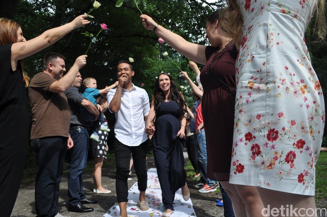 Dayat dan Kristina berkenalan hanya sebagai teman. Setelah kenalan, Dayat mendapatkan tawaran pekerjaan dari Kristina yang ingin merekrut karyawan di perusahaan Jerman yang berada di Yogyakarta. Dia (Kristina) adalah bosku di perusahaan Jerman sebagai supplier furniture di Yogyakarta. Aku waktu itu bekerja sebagai product development, ucapnya. Dayat mempertimbangkan tawaran pekerjaan dari Kristina karena gaji yang menggiurkan. Dia juga merasa bisa mendapat pengalaman bekerja di perusahaan asing. Foto: Dok. pribadi Hidayat Sinar Rahmat.