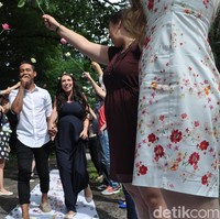 Dayat dan Kristina berkenalan hanya sebagai teman. Setelah kenalan, Dayat mendapatkan tawaran pekerjaan dari Kristina yang ingin merekrut karyawan di perusahaan Jerman yang berada di Yogyakarta. Dia (Kristina) adalah bosku di perusahaan Jerman sebagai supplier furniture di Yogyakarta. Aku waktu itu bekerja sebagai product development, ucapnya. Dayat mempertimbangkan tawaran pekerjaan dari Kristina karena gaji yang menggiurkan. Dia juga merasa bisa mendapat pengalaman bekerja di perusahaan asing. Foto: Dok. pribadi Hidayat Sinar Rahmat.