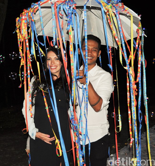 Pria humoris ini awalnya terpaksa menjalin hubungan pacaran dengan Kristina. Ia memohon pada Kristina agar hubungan mereka tidak dipublikasi terlebih dahulu. Akhirnya Kristina senang banget dan langsung kita bolos kerja sehari kita jalan-jalan ke Pantai Selatan Yogyakarta. Kita jalan-jalan di sana dan dia itu langsung nge-posting di Facebook bilang kalau kita itu secara resmi pacaran dan dia bilang aku akan nikah sama Dayat secepatnya.... aannncuuurrrrr mau mati rasanya jantung rasanya mau berhenti, kata Dayat panik. Semua teman termasuk pacar Dayat mengetahui unggahan Kristina tersebut. Dan terjadilah konflik antara Dayat dan pacarnya saat itu. Foto: Dok. pribadi Hidayat Sinar Rahmat.