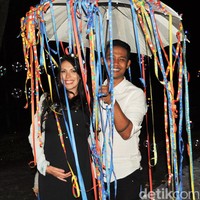 Pria humoris ini awalnya terpaksa menjalin hubungan pacaran dengan Kristina. Ia memohon pada Kristina agar hubungan mereka tidak dipublikasi terlebih dahulu. Akhirnya Kristina senang banget dan langsung kita bolos kerja sehari kita jalan-jalan ke Pantai Selatan Yogyakarta. Kita jalan-jalan di sana dan dia itu langsung nge-posting di Facebook bilang kalau kita itu secara resmi pacaran dan dia bilang aku akan nikah sama Dayat secepatnya.... aannncuuurrrrr mau mati rasanya jantung rasanya mau berhenti, kata Dayat panik. Semua teman termasuk pacar Dayat mengetahui unggahan Kristina tersebut. Dan terjadilah konflik antara Dayat dan pacarnya saat itu. Foto: Dok. pribadi Hidayat Sinar Rahmat.