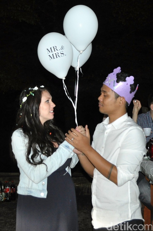 Dayat mengaku Kristina pantang menyerah meski sudah ditolaknya. Sang istri ketika itu tetap mencoba menjadi kekasihnya. Akhirnya selama sebulan dia nyoba terus dan mungkin dia juga sudah menyerah akhirnya dia bilang ke aku...ya sudah kalau memang kamu nggak mau sama aku, aku nggak bisa lihat kamu setiap hari di sini soalnya aku terlanjur suka sama kamu dan kamu nggak ngerespon perasaanku ke kamu, tiru Dayat. Dayat mengatakan saat itu langsung keringat dingin. Dia menduga akan dipecat oleh bosnya dan menjadi pengangguran. Dayat pun memutuskan untuk menjalin hubungan dengan Kristina secara diam-diam. Foto: Dok. pribadi Hidayat Sinar Rahmat.