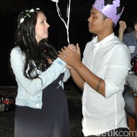 Dayat mengaku Kristina pantang menyerah meski sudah ditolaknya. Sang istri ketika itu tetap mencoba menjadi kekasihnya. Akhirnya selama sebulan dia nyoba terus dan mungkin dia juga sudah menyerah akhirnya dia bilang ke aku...ya sudah kalau memang kamu nggak mau sama aku, aku nggak bisa lihat kamu setiap hari di sini soalnya aku terlanjur suka sama kamu dan kamu nggak ngerespon perasaanku ke kamu, tiru Dayat. Dayat mengatakan saat itu langsung keringat dingin. Dia menduga akan dipecat oleh bosnya dan menjadi pengangguran. Dayat pun memutuskan untuk menjalin hubungan dengan Kristina secara diam-diam. Foto: Dok. pribadi Hidayat Sinar Rahmat.