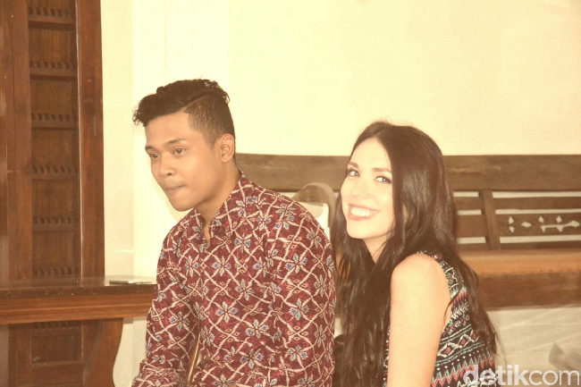 Wolipop berbincang dengan Dayat tentang kisah cintanya bersama sang istri. Aku ketemu sama istri itu April tahun 2015. Dulu itu ketemunya di acara ulang tahun temannya Kristina di Yogyakarta, itu temanku juga. Awalnya cuma lihat-lihatan dulu belum ada rasa ketertarikan sama sekali, ungkap Dayat lewat email kepada Wolipop. Foto: Dok. pribadi Hidayat Sinar Rahmat.