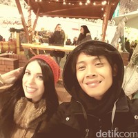 Pria 30 tahun itu mengaku masih menjalani hubungan pacaran jarak jauh dengan wanita lain saat pertamakali bertemu Kristina. Dia pun merasa takut pacaran dengan bule. Aku mikirnya dulu itu aku takut kalau pacaran sama orang bule. Pertama beda agama terus beda budaya dan beda negara. Jadi waktu itu nggak ada pikiran sama sekali untuk menjalin hubungan dengan orang bule, jelasnya. Foto: Dok. pribadi Hidayat Sinar Rahmat.