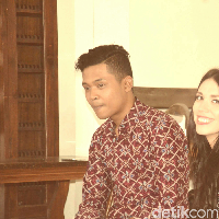 Wolipop berbincang dengan Dayat tentang kisah cintanya bersama sang istri. Aku ketemu sama istri itu April tahun 2015. Dulu itu ketemunya di acara ulang tahun temannya Kristina di Yogyakarta, itu temanku juga. Awalnya cuma lihat-lihatan dulu belum ada rasa ketertarikan sama sekali, ungkap Dayat lewat email kepada Wolipop. Foto: Dok. pribadi Hidayat Sinar Rahmat.
