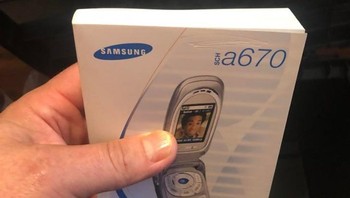 Dulu ponsel memberikan petunjuk dalam sebuah buku tebal, ada yang baca? Foto: Brightside