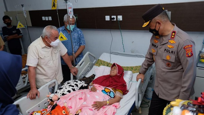 Foto: Kapolda Kaltim Irjen Imam Sugianto membesuk para korban kecelakaan maut di Balikpapan (Dok. Polda Kaltim)