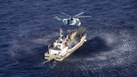 Latihan tersebut mensimulasikan penyitaan dua kapal oleh para bajak laut. Iranian Army via AP.