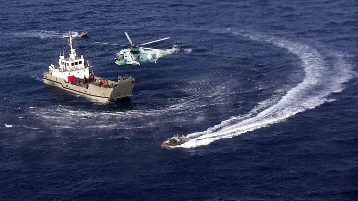 Iran-Rusia-China Latihan Perang Lawan Bajak Laut Iran, Rusia dan China menggelar latihan perang di Samudra Hindia. Latihan itu bertujuan untuk melawan pembajakan laut.