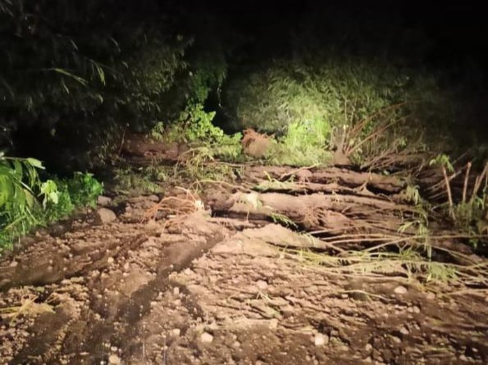 Longsor  menutup akses jalan alternatif Boyolali - Magelang di Desa Tlogolele, Kecamatan Selo.