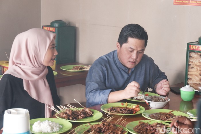 Ke Sukabumi, Erick Thohir Cicip Nikmatnya Sate H. Mamat yang Legendaris