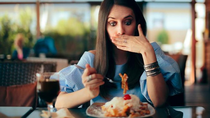 Kenapa bisa terjadi sendawa saat makan?