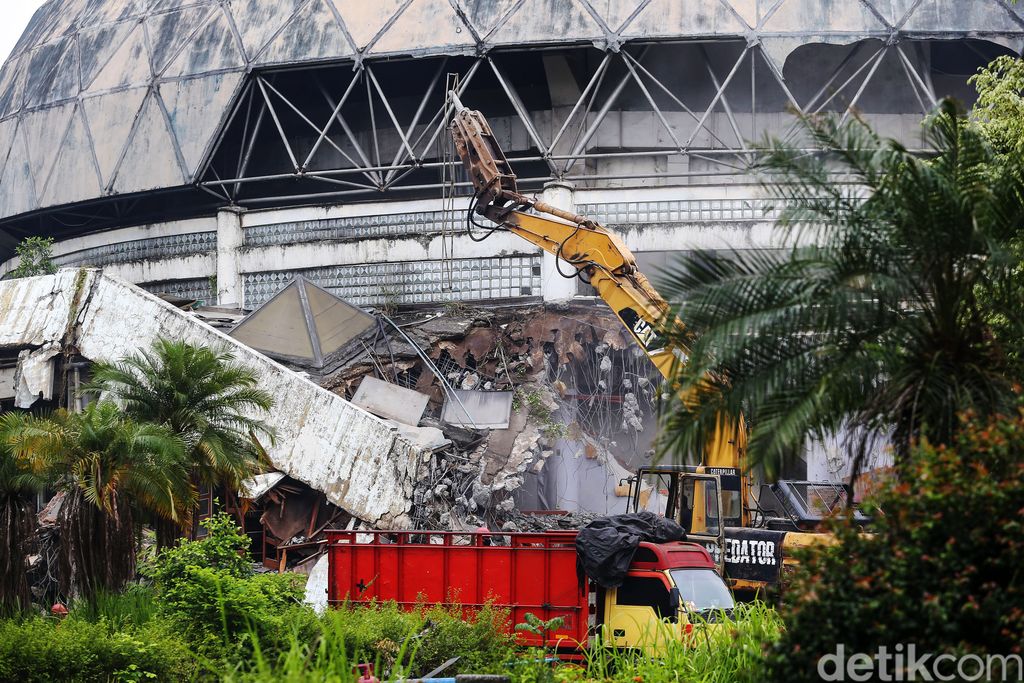 Taman Mini Indonesia Indah sedang dalam proses revitalisasi. Beberapa wahana yang direvitalisasi adalah adalah Museum Telekomunikasi dan Snowbay Waterpark.