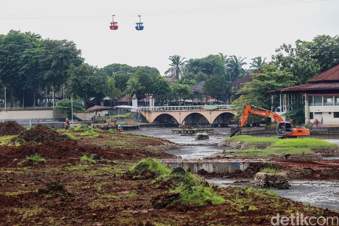 Taman Mini Indonesia Indah sedang dalam proses revitalisasi. Beberapa wahana yang direvitalisasi adalah adalah Museum Telekomunikasi dan Snowbay Waterpark.