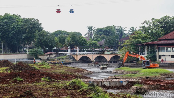 Taman Mini Indonesia Indah sedang dalam proses revitalisasi. Beberapa wahana yang direvitalisasi adalah adalah Museum Telekomunikasi dan Snowbay Waterpark.