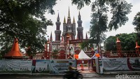 Dalam rangka revitalisasi, Istana Anak-anak Indonesia juga ditutup untuk sementara.