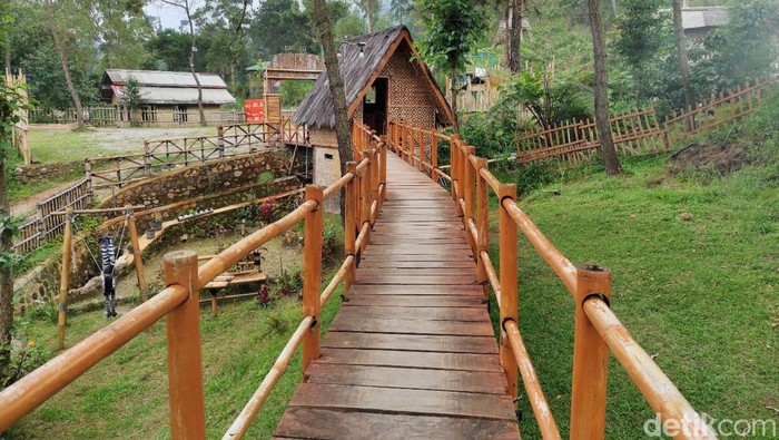 Liburan ke Garut? Yuk Coba Ngecamp di Kaki Gunung Papandayan Di Garut masih banyak tempat wisata bagus yang belum banyak dikunjungi wisatawan. Salah satunya adalah Papandayan Camping Ground. Di tempat ini, traveller bisa bermalam di rumah pohon lho!