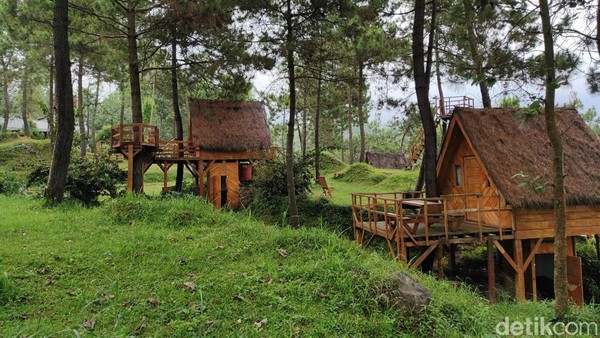 Tempat wisata ini biasanya digunakan nge-camp oleh para wisatawan yang datang bareng rombongan keluarga atau teman dari Bandung Raya hingga Jabodetabek.