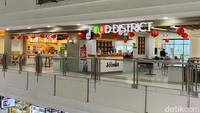 Kalau mau area yang lebih luas dan nyaman, di area Mal Ambasador ada Food District yang bisa disambangi. Pilihan tenant-tenant di sini merupakan merek yang lebih besar.