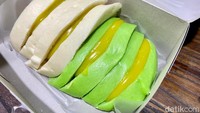 Harga per buahnya Rp 4 ribu. Tekstur roti kukusnya lembut dan padat. Sementara isian srikayanya royal dengan rasa manis lembut yang tak bikin eneg. 