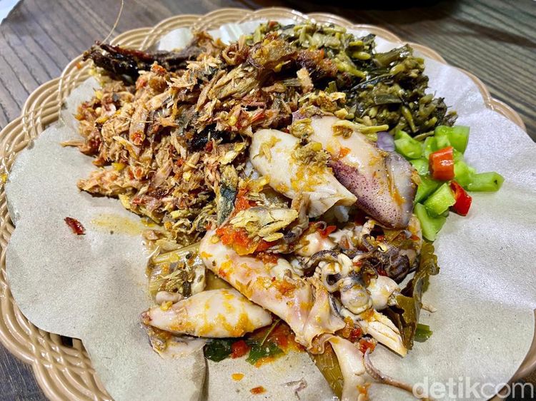 Enaknya Jajan Nasi Cakalang Fufu dan Roti Kukus Srikaya di ITC Kuningan