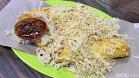 Payangka 77 Ambas juga membuka kios jajanan Manado di seberangnya. Bernama Payangka Pisang Roa, kios ini menjual pisang goreng plus sambal roa. Harganya Rp 7 ribu per buah.