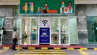 ITC Kuningan dan Mal Ambasador adalah dua pusat belanja yang berhubungan. Lokasi keduanya di kawasan Jl. Prof. DR. Satrio, Kuningan, ini dihubungkan oleh jembatan di lantai 4 yang bisa dilalui para pengunjung.