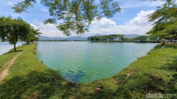 Memiliki pemandangan yang indah dan instagramable, tempat tersebut sebetulnya berfungsi mengolah limbah rumah tangga dari warga Bandung yang dimilik PDAM Tirtawening. Memiliki pemandangan yang indah dan instagramable, tempat tersebut sebetulnya berfungsi mengolah limbah rumah tangga dari warga Bandung yang dimilik PDAM Tirtawening.