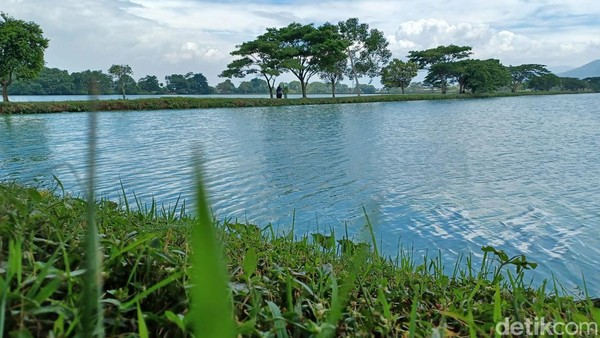 Bagi warga yang ingin berkunjung ke IPAL, bisa ke arah Buah Batu, kemudian menuju Bojongsoang, dan langsung menuju arah Cikoneng. Kemudian setelah menemukan IPAL, warga bisa masuk ke pos satpam dan dikenakan biaya Rp10 ribu untuk kendaraan bermotor.