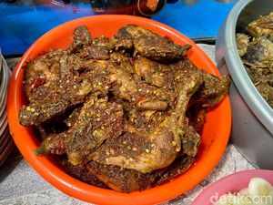 Murah Enak! Nasi Bebek dan Roti Penyet Ini Jadi Incaran di Belakang GI