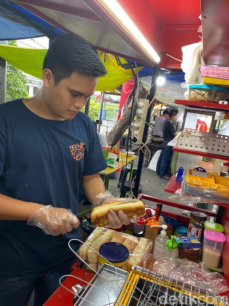 Murah Enak! Nasi Bebek dan Roti Penyet Ini Jadi Incaran di Belakang GI