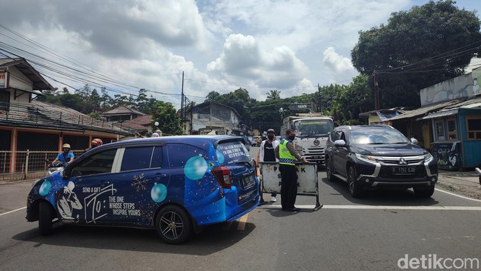 One-Way Puncak-Jakarta, Sejumlah Mobil Diputar Balik